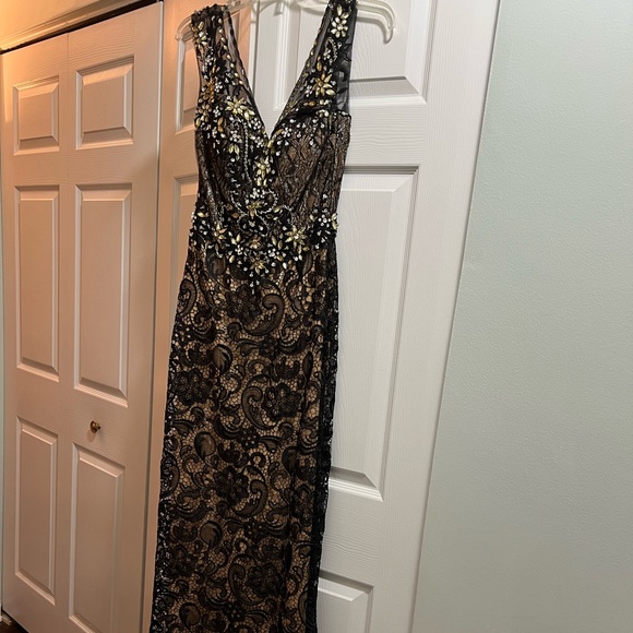 Black and gold lace gown size small. Size 4. - Picture 8 of 8